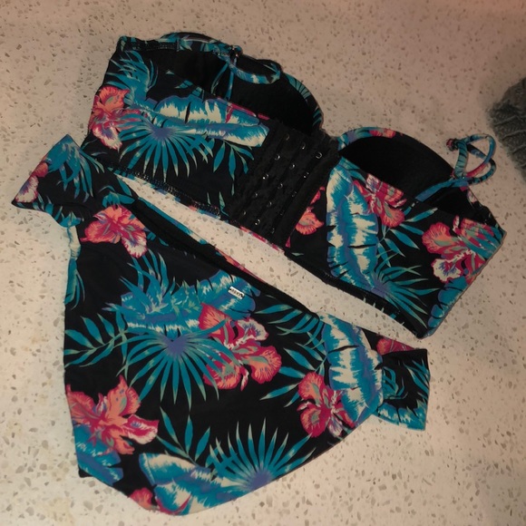 Roxy swimsuit - Picture 3 of 4